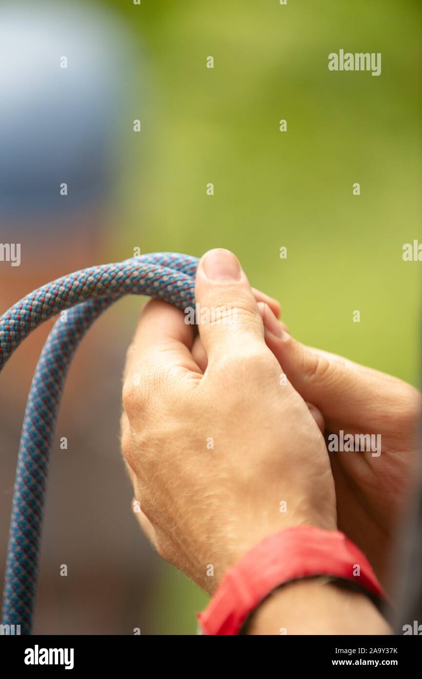 Close-up de manos sosteniendo una longitud de cuerda de escalar, fotografiado durante una escalada en la Universidad Johns Hopkins Pre-Orientation viaje en Virginia y West Virginia, 22 de agosto de 2010. Desde el Homewood Fotografías. () Foto de stock