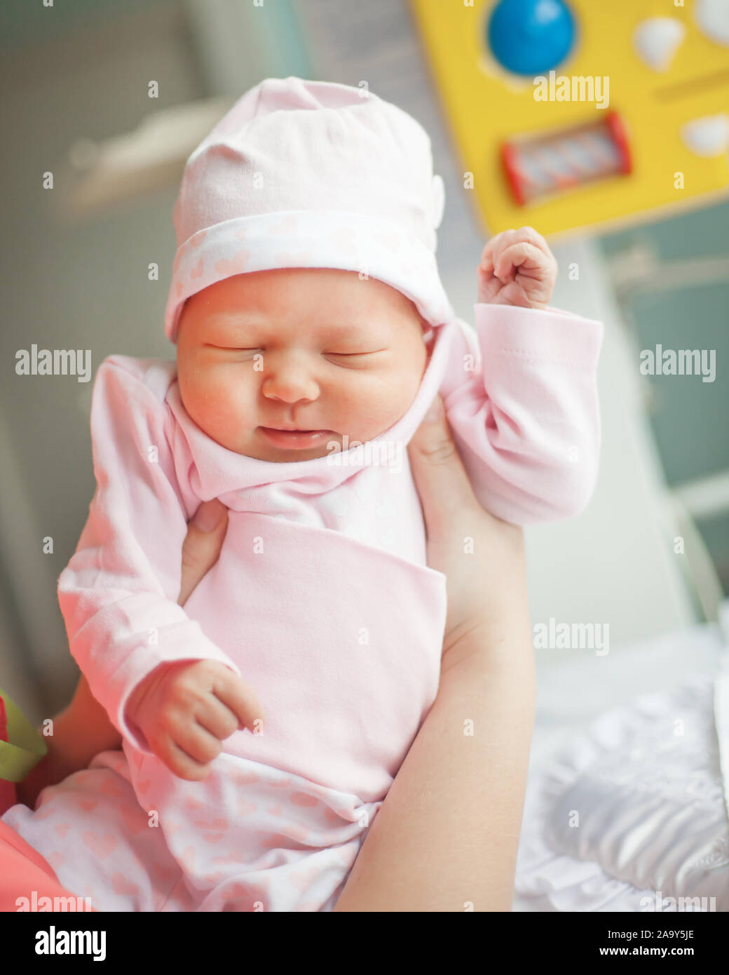 Hermosa Niña En Un Vestido Blanco Y Sombrero Azul. Fotos, retratos,  imágenes y fotografía de archivo libres de derecho. Image 39878982