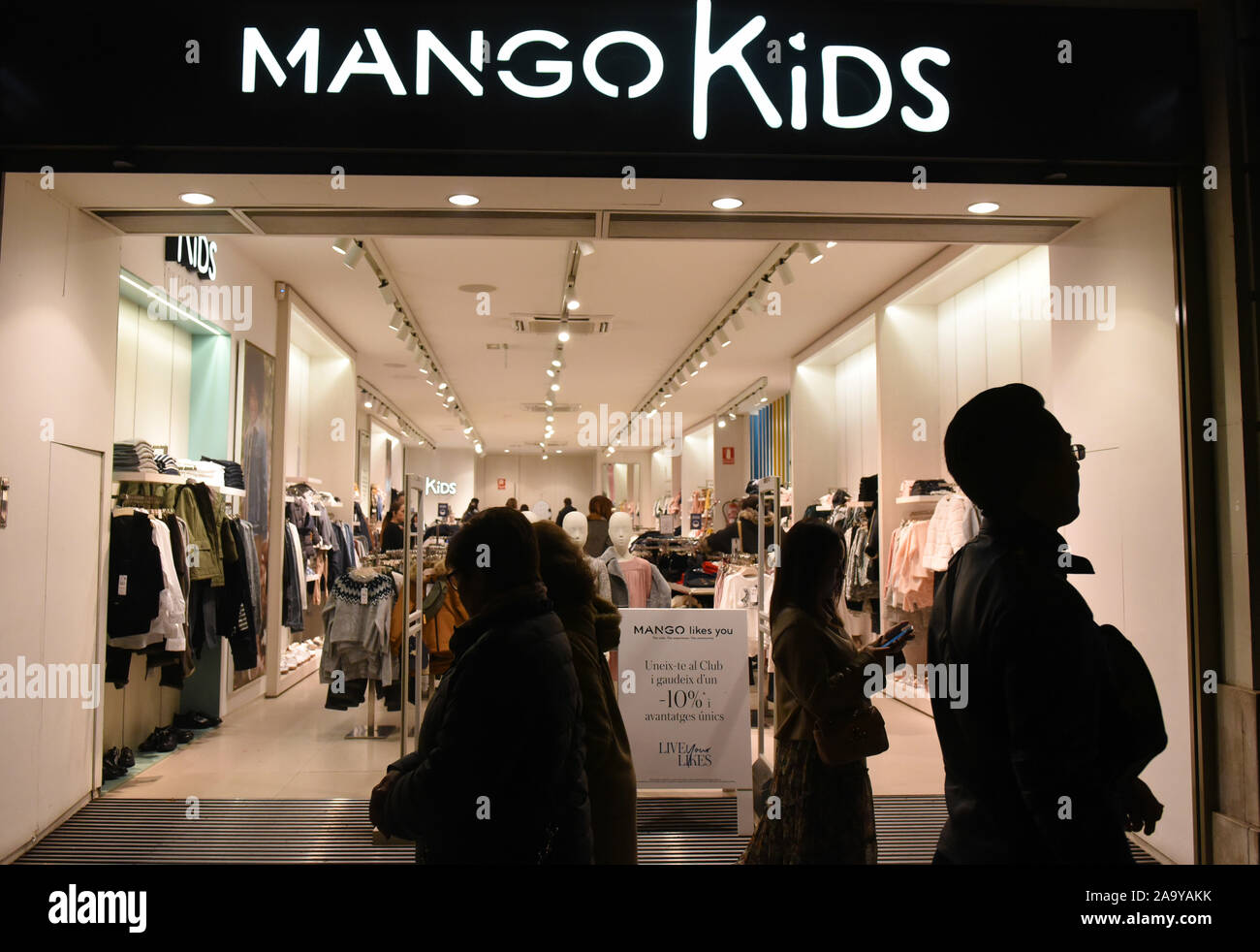 La gente camina más allá de un Mango Kids tienda en Barcelona Fotografía de  stock - Alamy