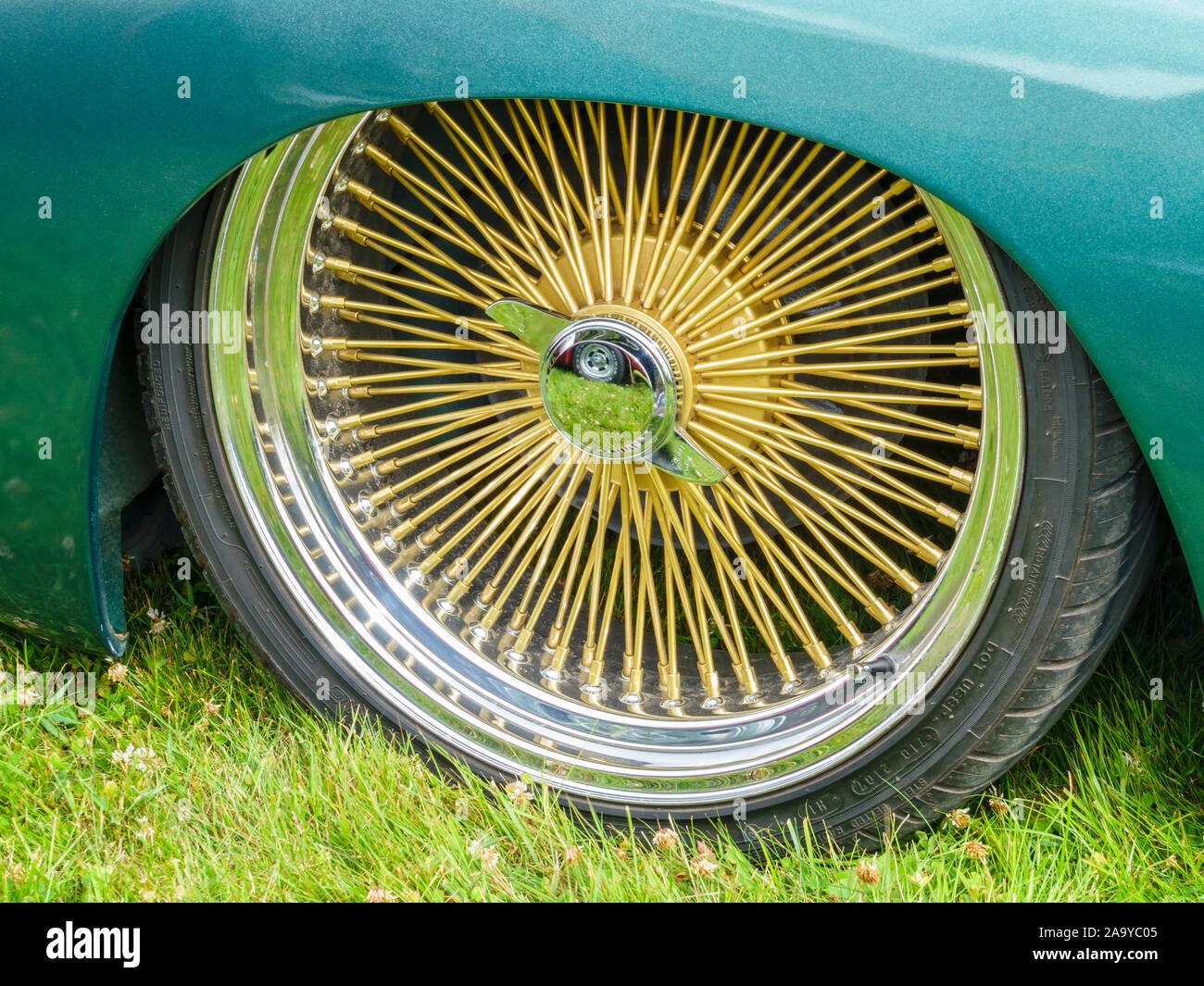Neumáticos de perfil bajo y llantas de rayos de color dorado Fotografía de  stock - Alamy