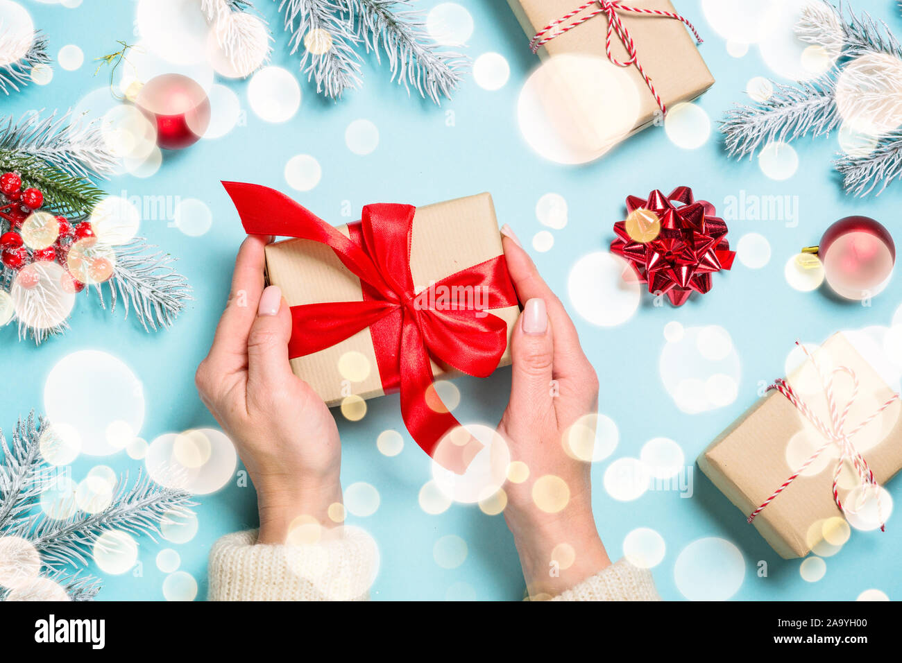 Navidad laicos plana con decoraciones de fondo en azul. Foto de stock