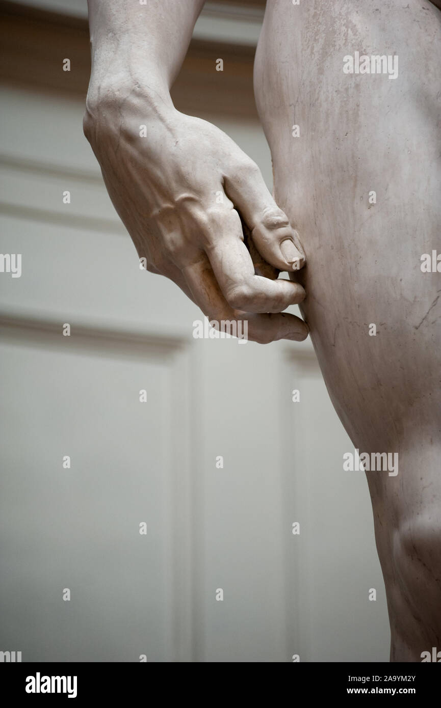 Florencia, Italia - 10 de noviembre de 2019, David original: la estatua de mármol, obra maestra de Miguel Ángel, en la galería de la Accademia. Foto de stock
