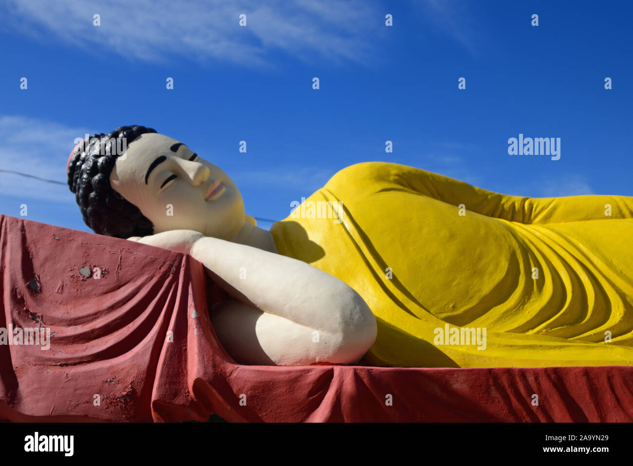 Buda reclinado de la pagoda budista vietnamita, o Pagode Phap Hoa, fundada en 1978, en Marsella, Francia Foto de stock
