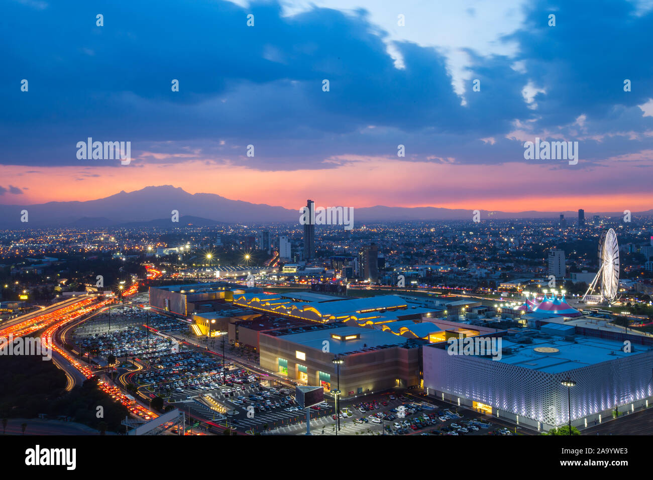 A Que Hora Anochece En Mexico Imagen del paisaje urbano de la ciudad de Puebla, México durante la hora  azul crepúsculo. Panorama de noche angelopolis Fotografía de stock - Alamy