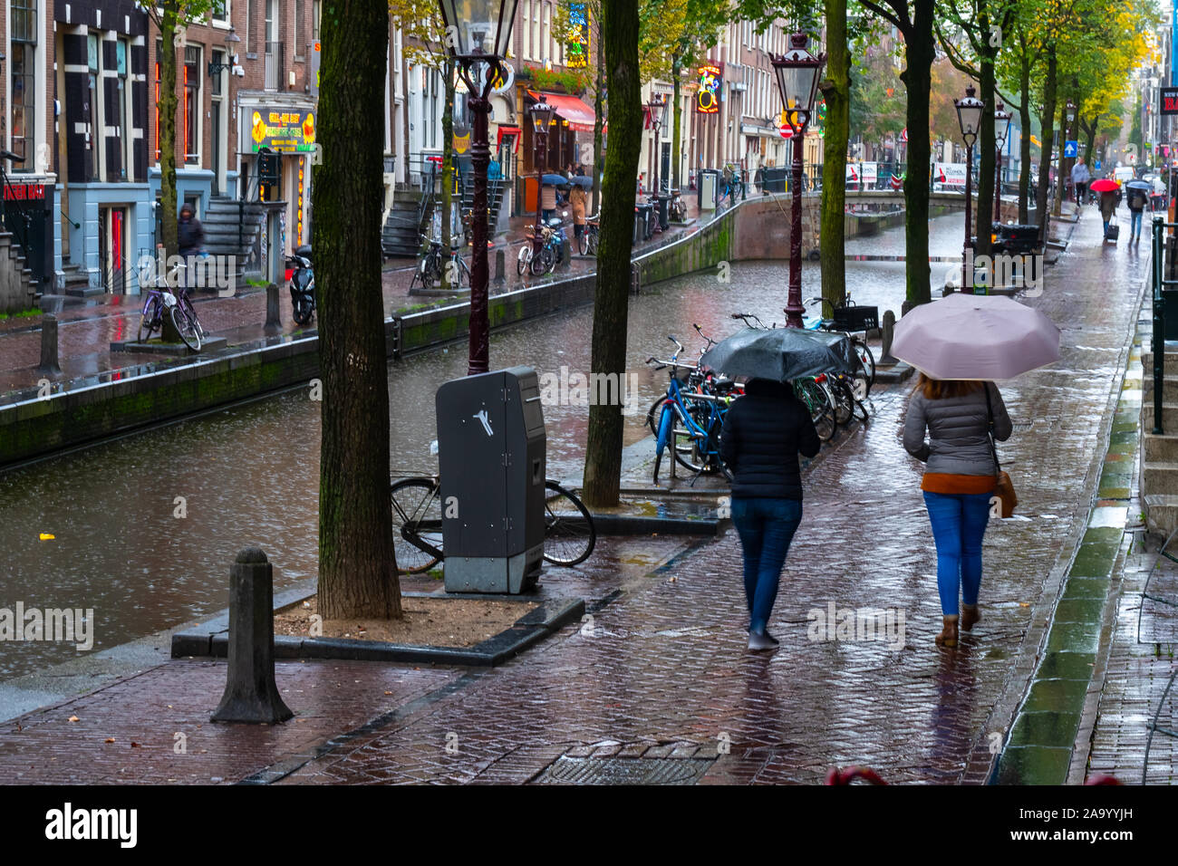Amsterdam, Holanda - 15.10.2019: Típico día lluvioso en Amsterdam. Las  personas con paraguas Fotografía de stock - Alamy