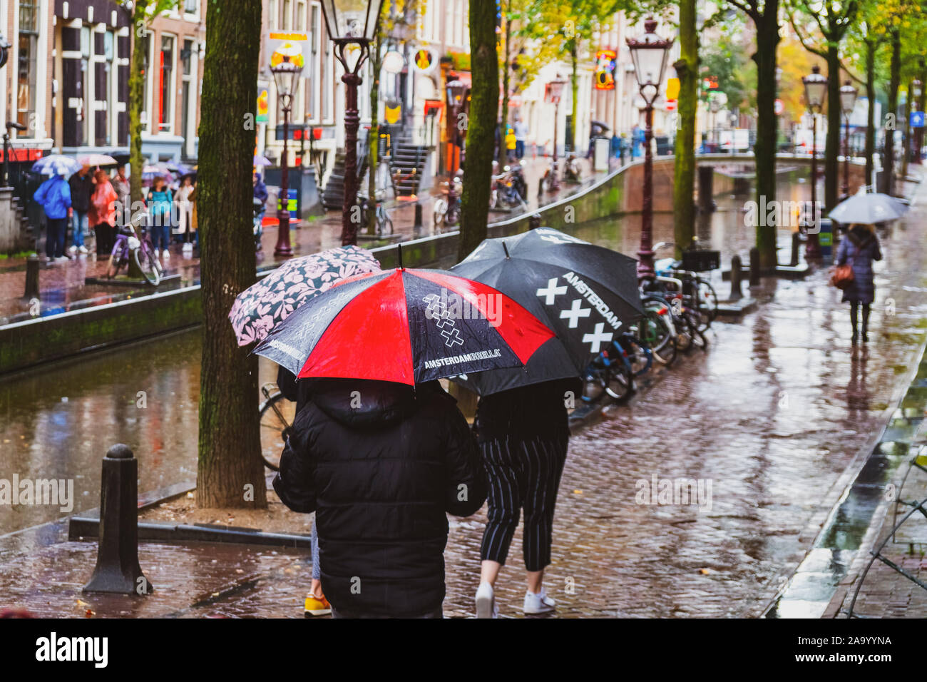 Amsterdam, Holanda - 15.10.2019: Típico día lluvioso en Amsterdam. Las  personas con paraguas Fotografía de stock - Alamy