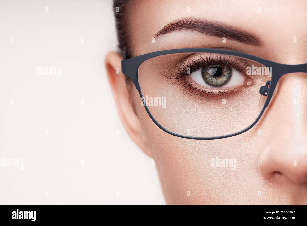 Ojo hembra con largas pestañas en los anteojos. Modelo de gafas. La  corrección de la visión. Visión deficiente. Bastidor de espectáculo.  Maquillaje, cosméticos, belleza. Cerrar Fotografía de stock - Alamy