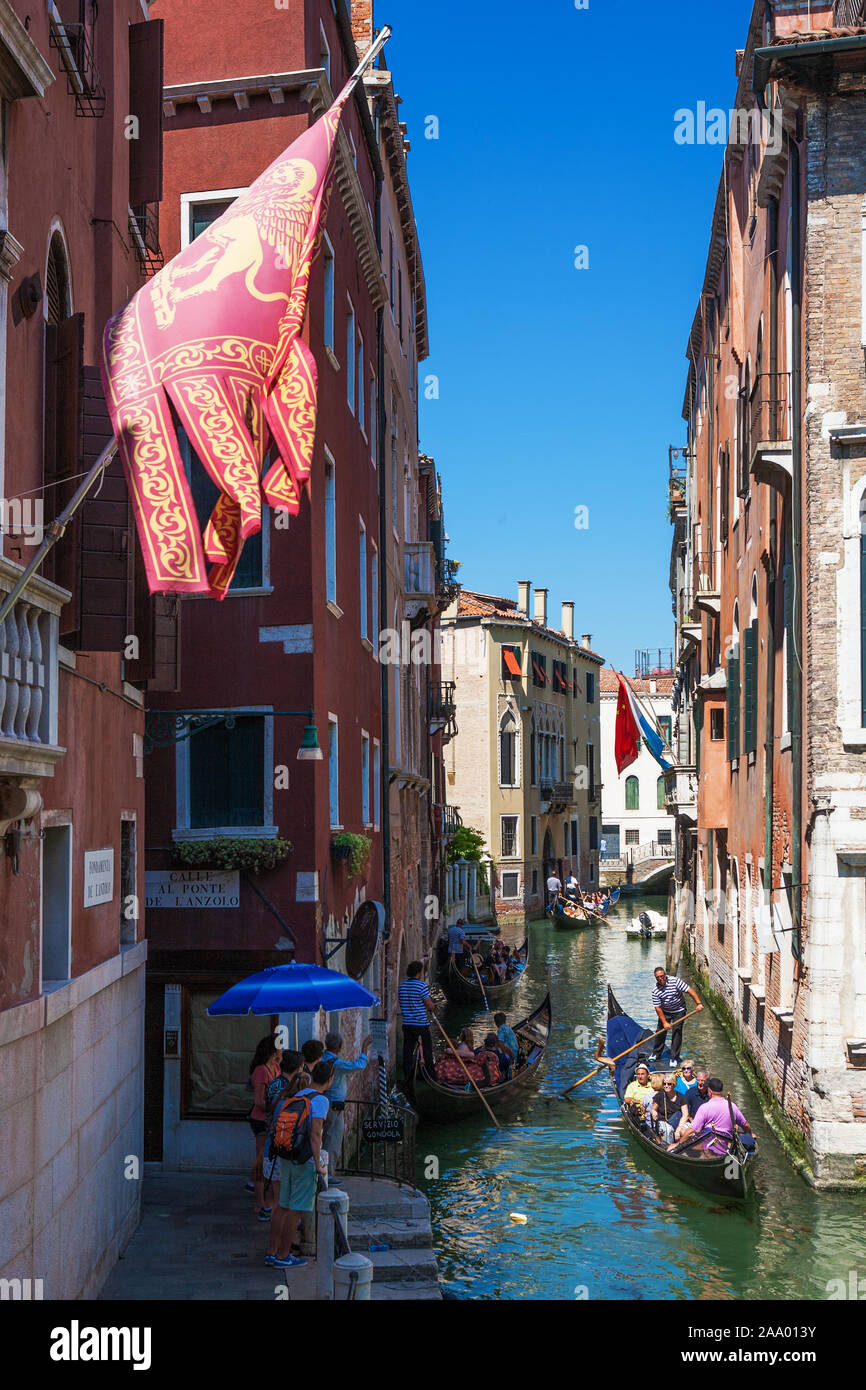 Un remanso canal ocupado con góndolas: Rio del mondo Novo de Ponte de l'Anzolo, Castello, Venecia, Italia Foto de stock