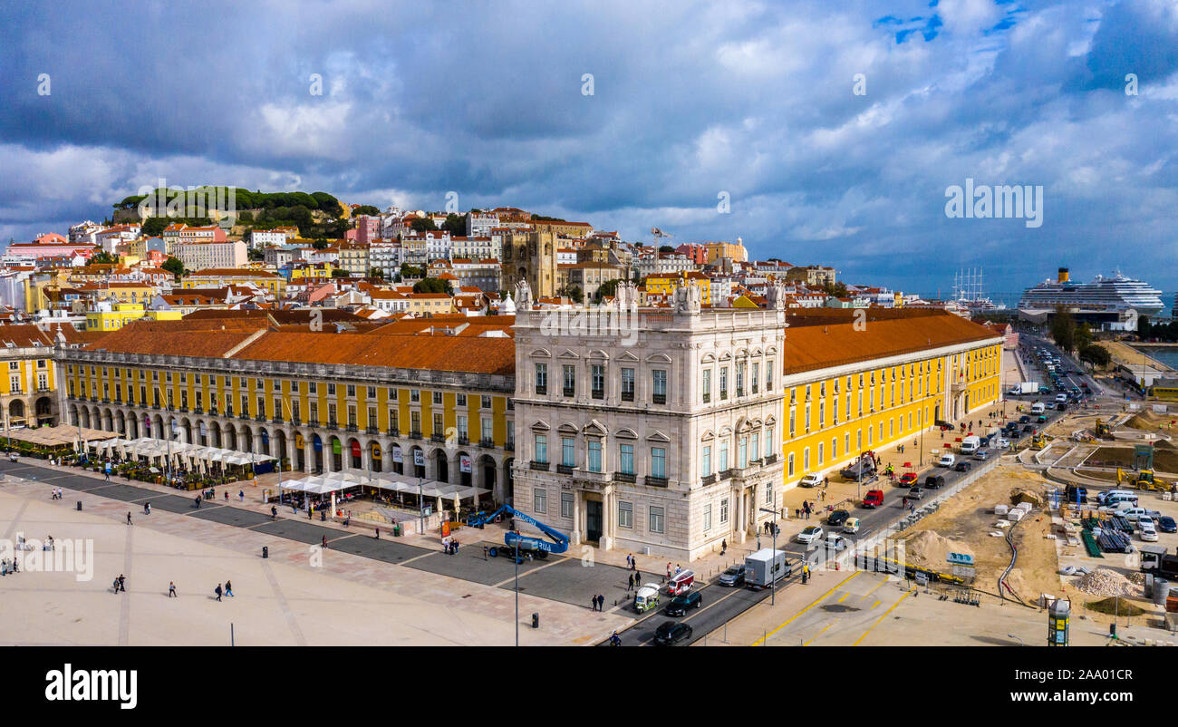 Bellos edificios alrededor de la Plaza de Comercio de Lisboa -la famosa Praca do Comercio desde arriba Foto de stock