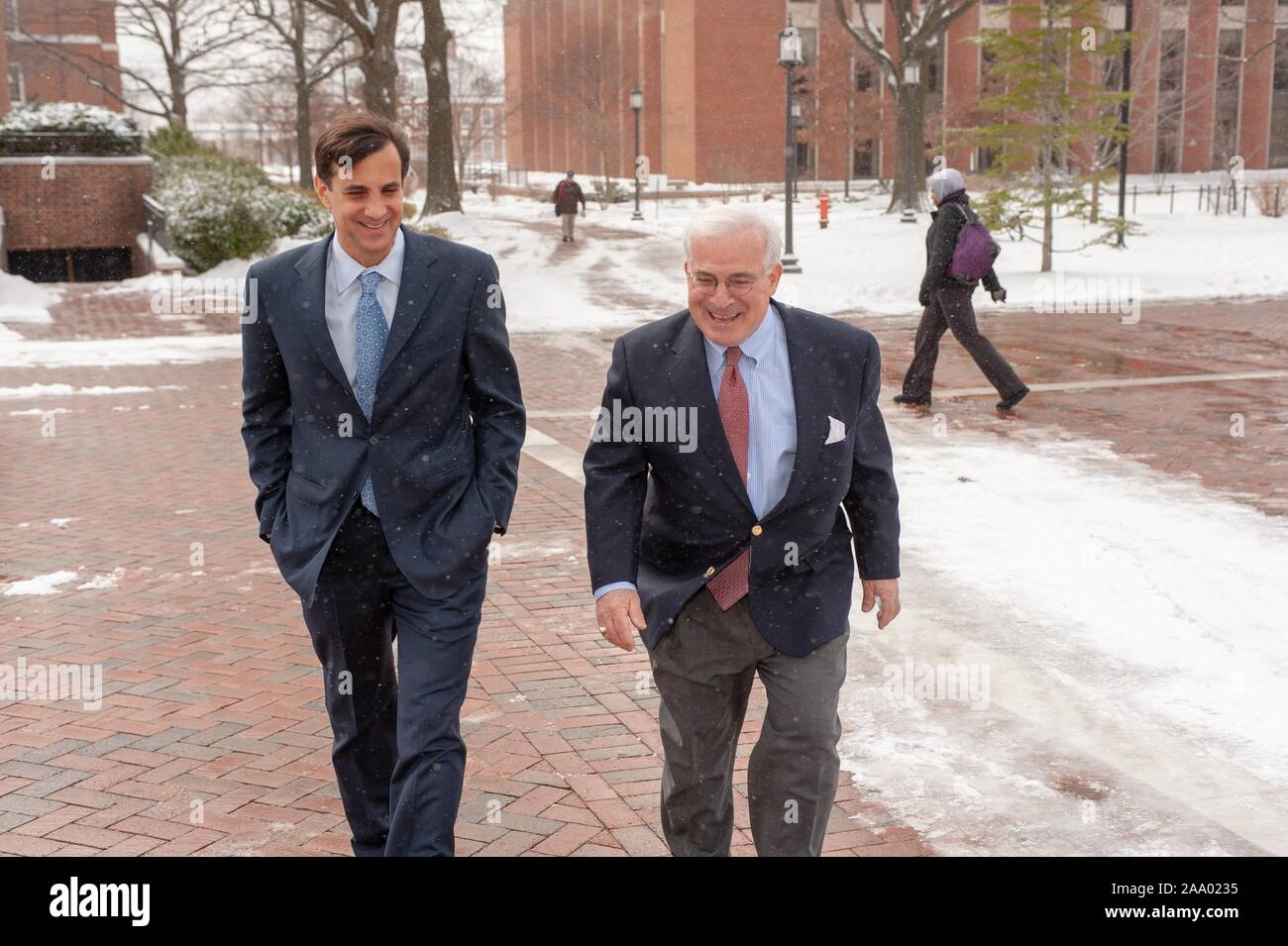 Tres cuartos de longitud shot de Ronald J Daniels, Presidente de la Universidad, sonriendo mientras camina por el campus con un colega, en su primer día en la Universidad Johns Hopkins, Baltimore, Maryland, el 2 de marzo de 2009. Desde el Homewood Fotografías. () Foto de stock