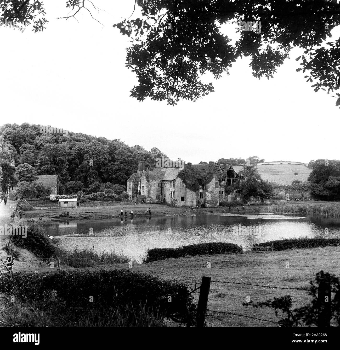Bretaña 1960 ruinas de una casa solariega del siglo XVI en agosto de 1963 Foto de stock