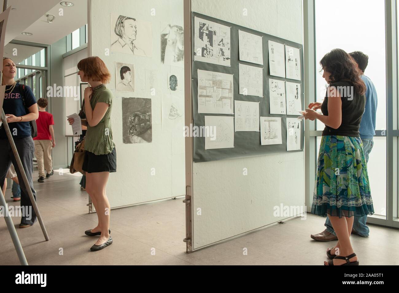 Estudiantes y profesores participar en una fiesta del arte, la celebración de eventos de arte y música, en el centro de Mattin en el Campus Homewood de la Universidad Johns Hopkins en Baltimore, Maryland, 8 de mayo de 2009. Desde el Homewood fotografías. () Foto de stock