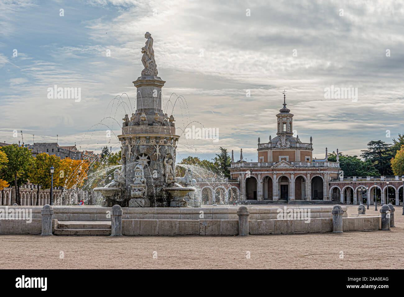 Floriblanca o Venus fuente y en el fondo la iglesia de San Antonio en la plaza de entrada de la ciudad de Aranjuez. Comunidad de Madrid España Foto de stock
