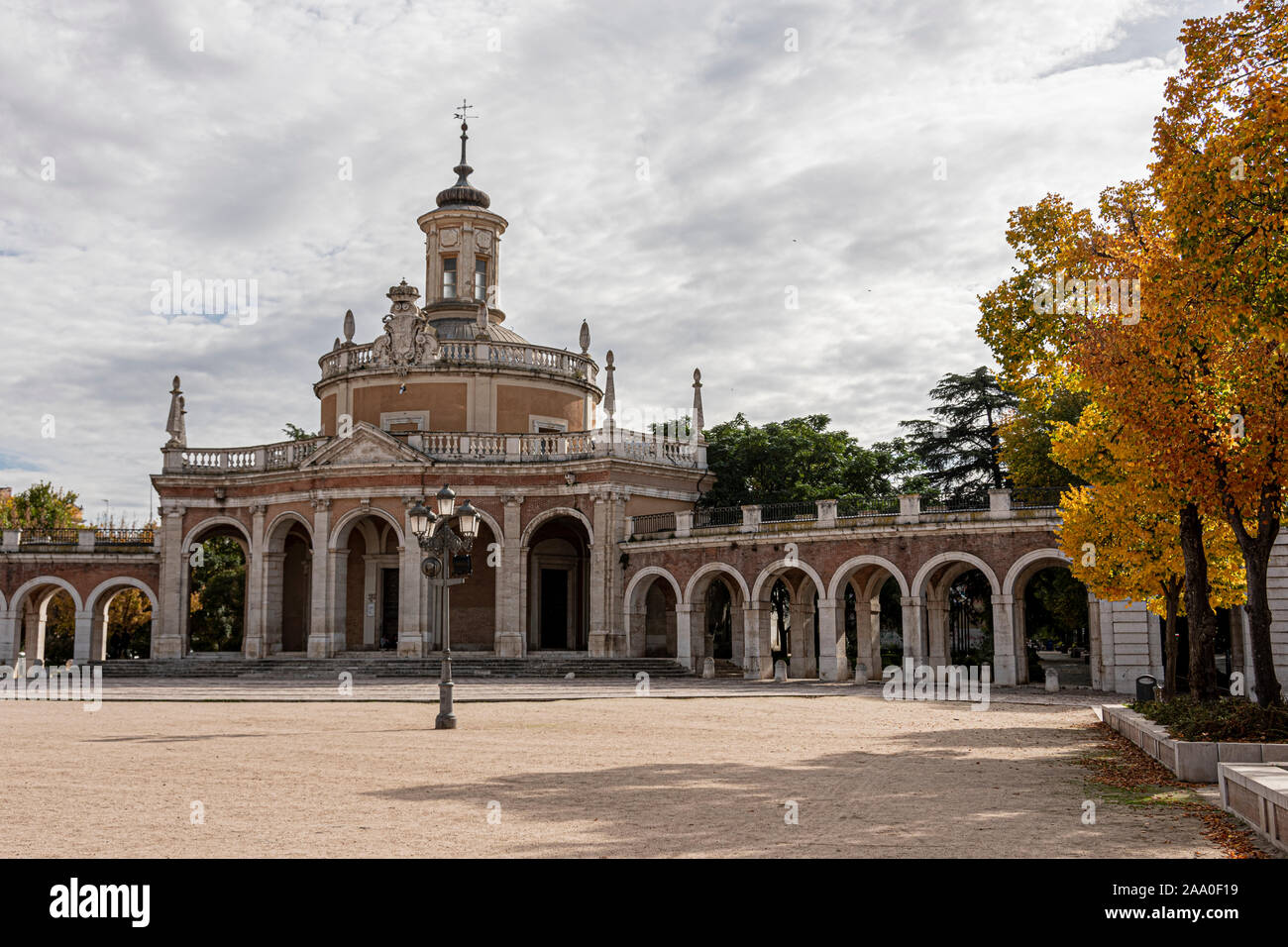 La iglesia de San Antonio en la plaza de entrada a la ciudad de Aranjuez. Madrid, España. Foto de stock