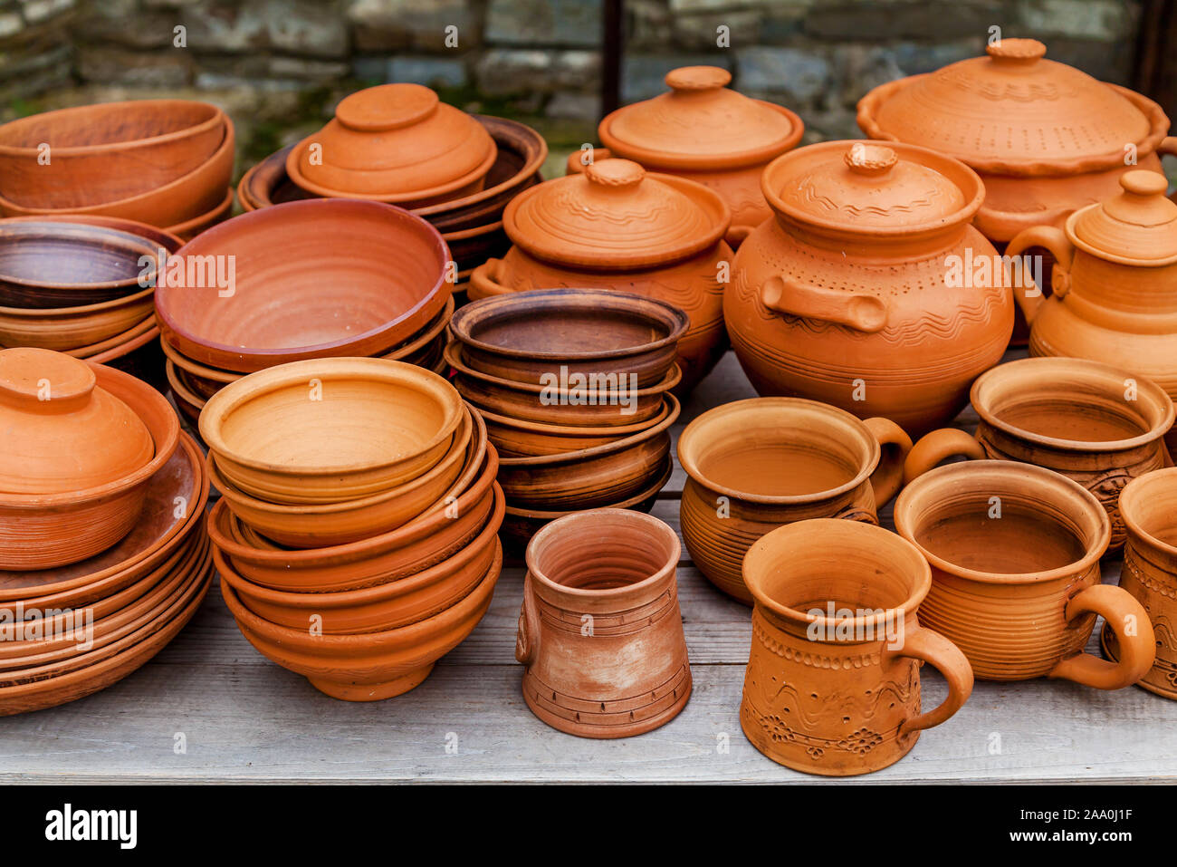 Marrón arcilla artesanal vasos, ollas y platos en un soporte de madera  Fotografía de stock - Alamy