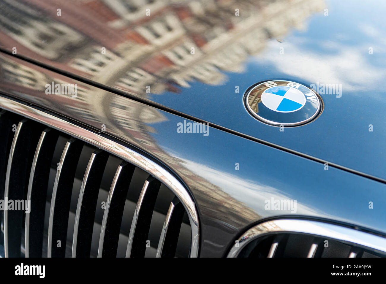 Primer plano de la insignia y la parrilla de un BMW coche de lujo en el oeste de Londres Foto de stock