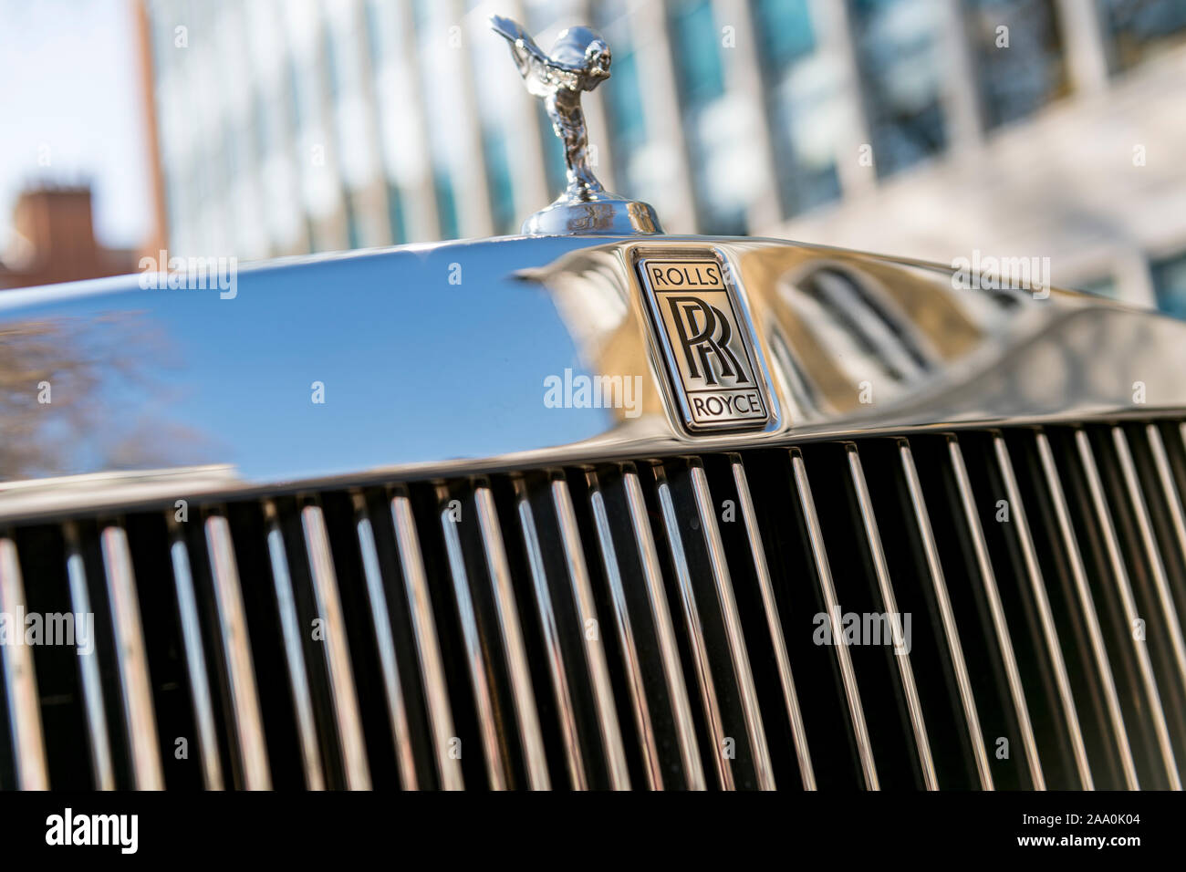 Primer plano de la insignia y parrilla de un coche de lujo Rolls Royce en el oeste de Londres Foto de stock