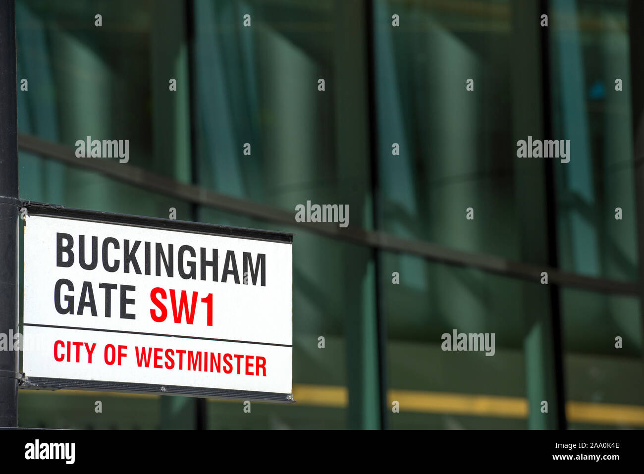 Buckingham Gate señal de la calle metálica contra una fachada de vidrio de la oficina Foto de stock