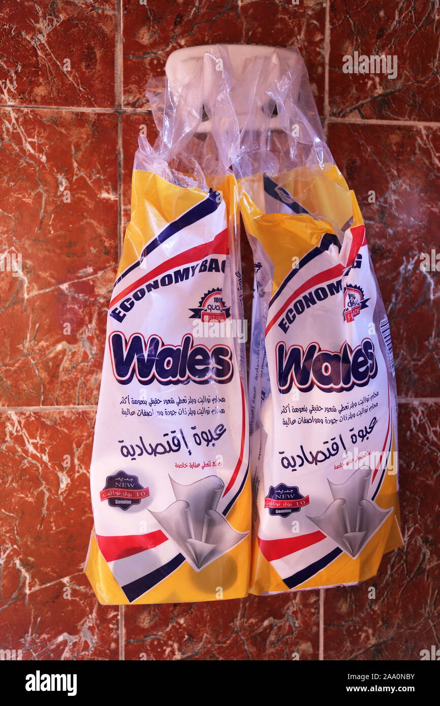 "Gales" rollos de papel higiénico de marca, los beduinos del desierto, campamento de Wadi Rum Zona Protegida, Gobernación de Aqaba, Jordania, Oriente Medio Foto de stock