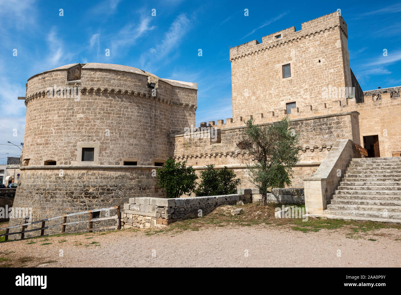 Las paredes externas y la torre visto desde el foso del castillo de' Monti, en Corigliano d'Otranto, Apulia (Puglia) en el sur de Italia Foto de stock