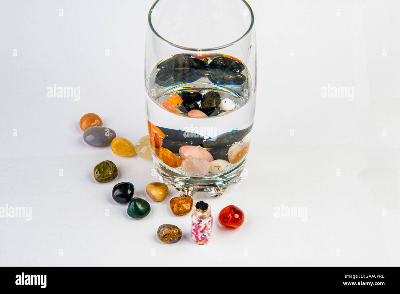 Vaso con agua y piedras para beber alternativo Fotografía de stock - Alamy