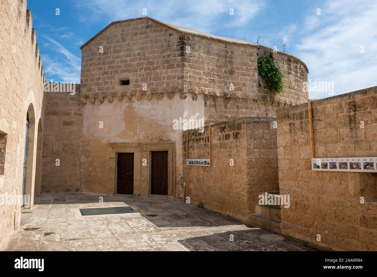 Patio exterior del castillo de' Monti, en Corigliano d'Otranto, Apulia (Puglia) en el sur de Italia Foto de stock