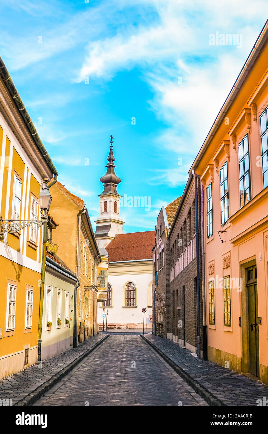Ciudad vieja calle y edificios en el centro histórico de Budapest, Hungría. Iglesia Luterana de Budavar en el fondo. El hermoso centro histórico de la capital húngara. Foto de stock