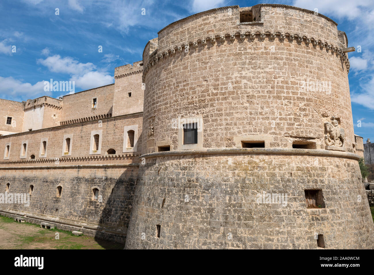 El exterior del castillo de' Monti, en Corigliano d'Otranto, Apulia (Puglia) en el sur de Italia Foto de stock