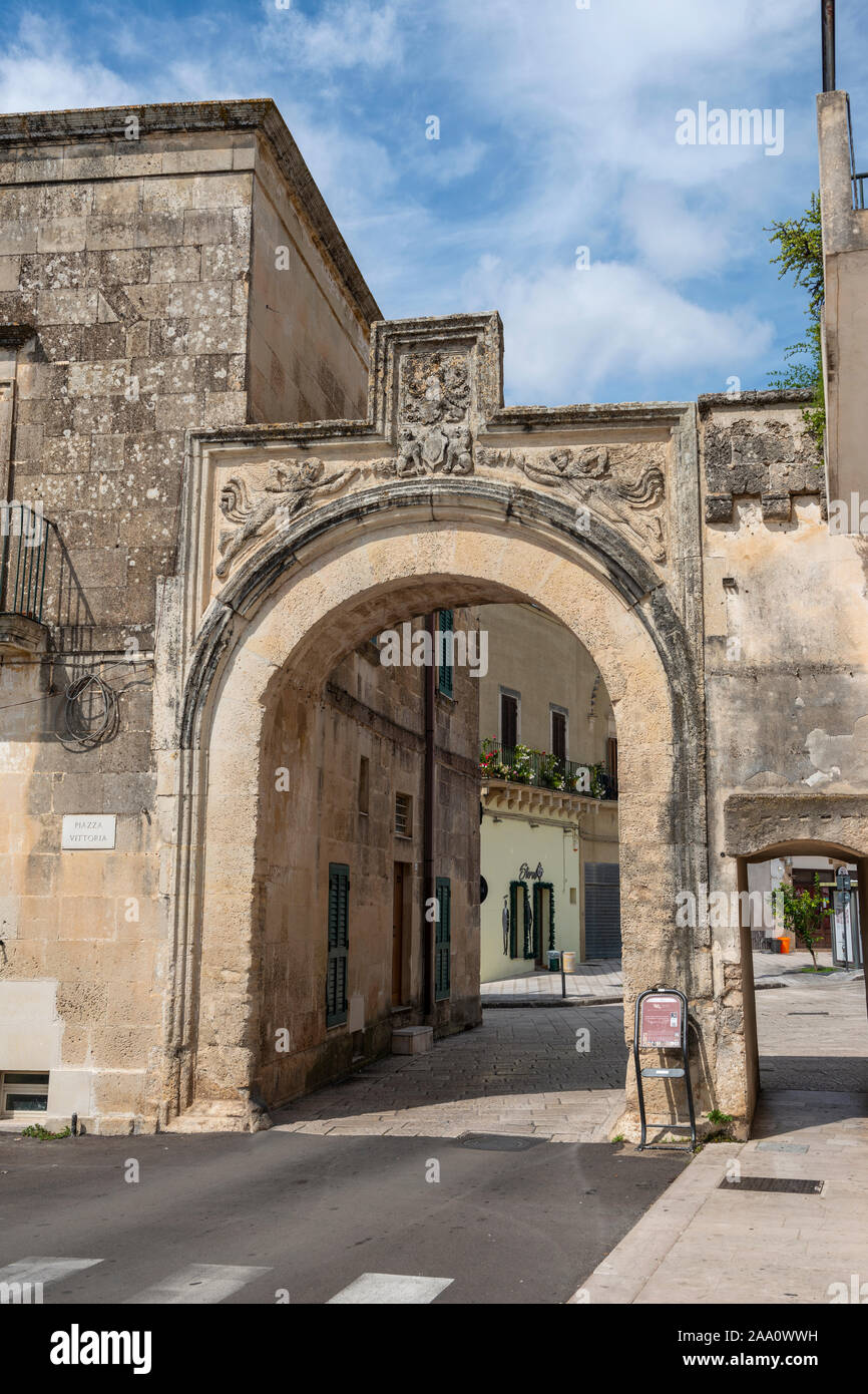Puerta del Sur (la Caporta) de las murallas de la ciudad vieja de Corigliano d'Otranto en Apulia (Puglia) en el sur de Italia Foto de stock