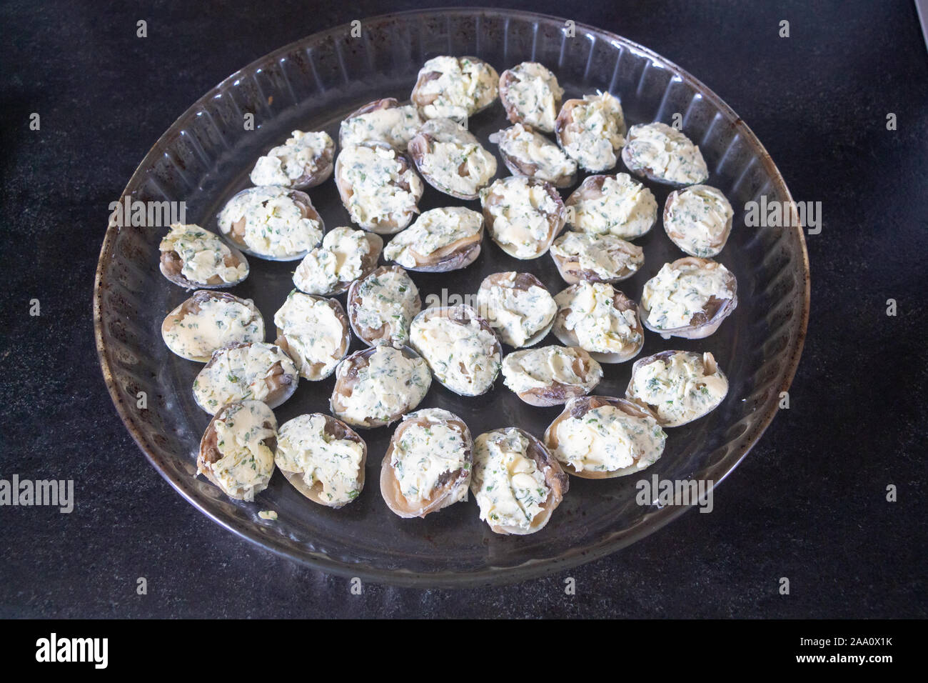 Almejas rellenas con mantequilla, el ajo y el perejil Fotografía de