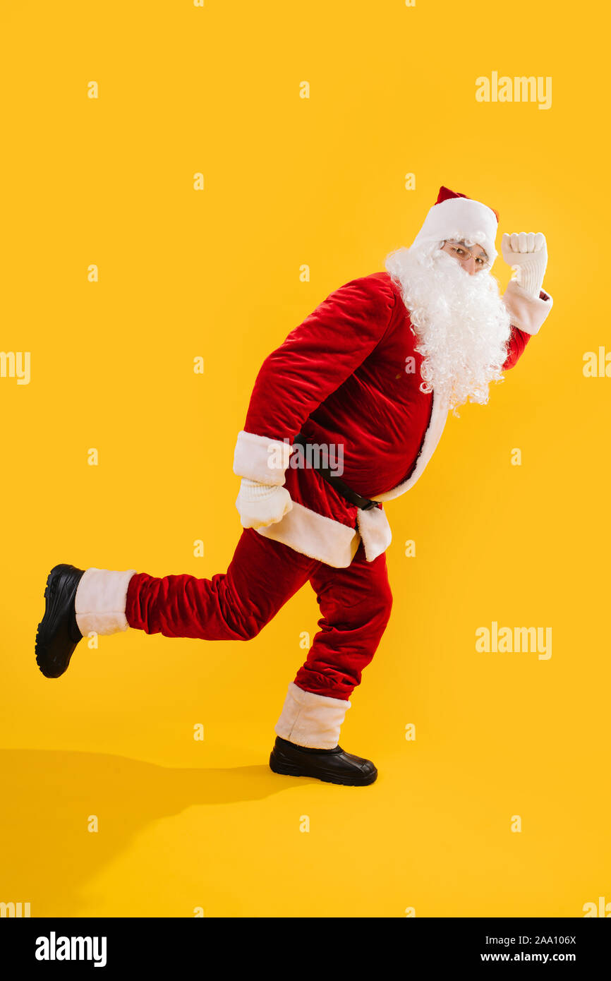 Feliz Santa Claus girando a la derecha Foto de stock