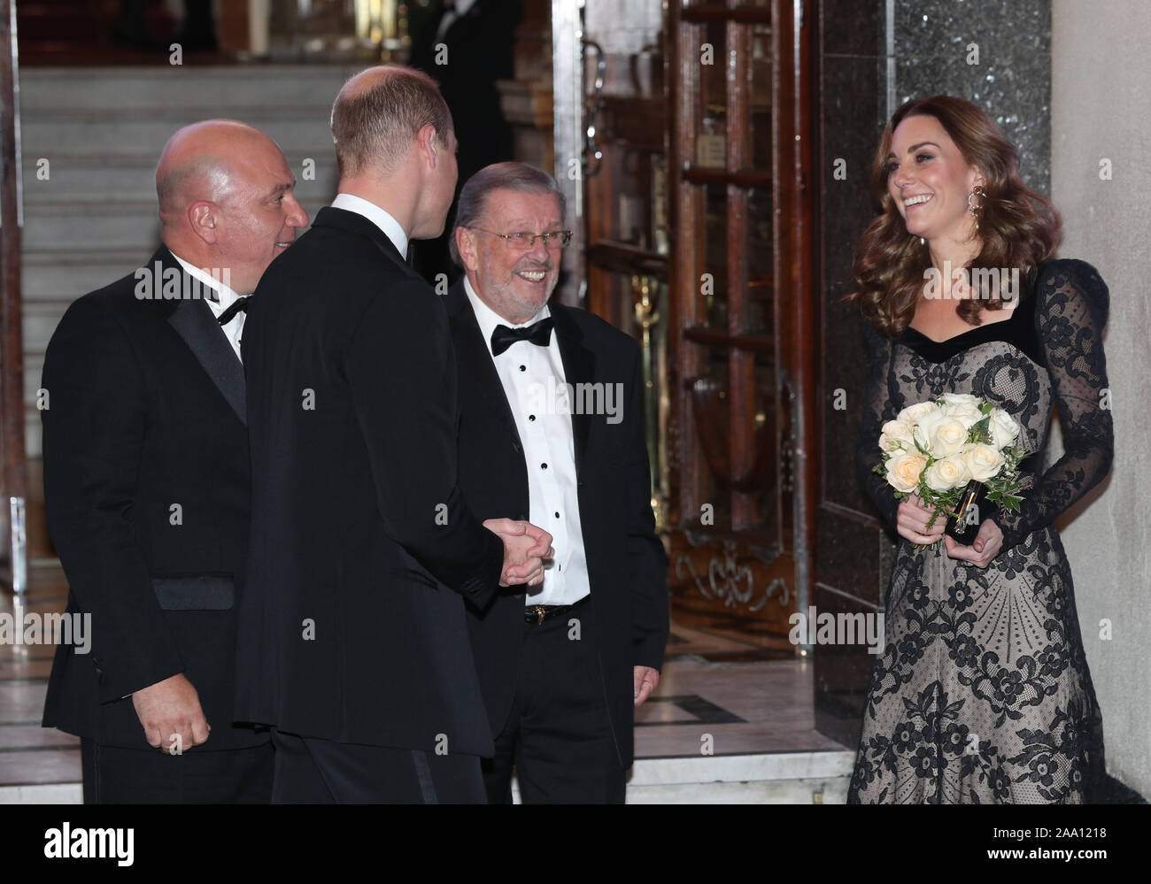 Los Duques de Cambridge abandonan el London Palladium en Londres después de asistir a la Royal Variety Perfomance. PA la foto. Imagen Fecha: lunes, 18 de noviembre de 2019. Consulte PA historia real de variedades. Crédito de la foto debe leer: Jonathan Brady PA/cable Foto de stock