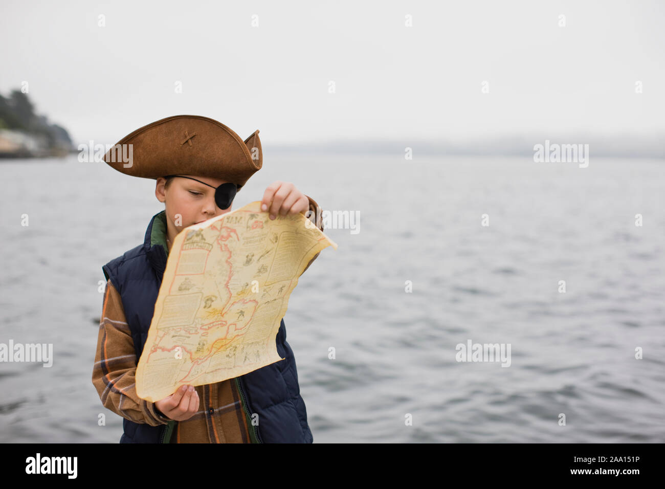 Un Niño Vestido Como Pirata Presenta En El Estudio. Aislado En Blanco  Fotos, retratos, imágenes y fotografía de archivo libres de derecho. Image  60096482