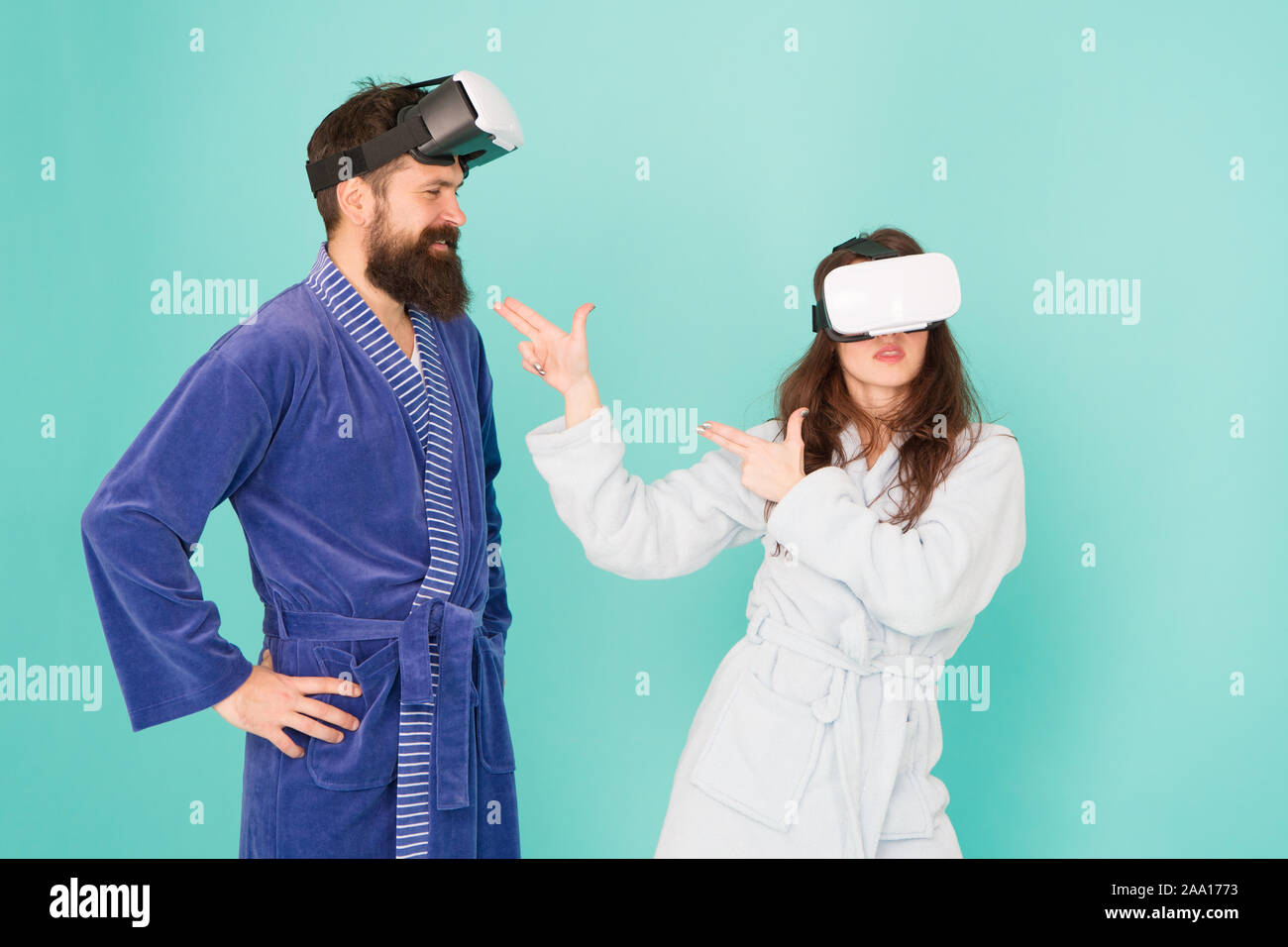Crear tu realidad. mundo de immagination. Familia par llevar gafas vr. chica y man hipster relájese en albornoz. La mañana empieza con la tecnología del futuro. digital pareja. La innovación en las relaciones familiares. Foto de stock