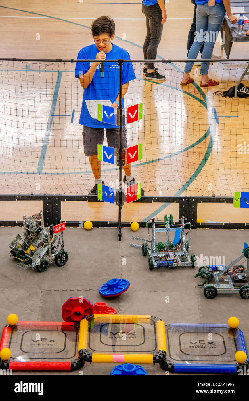 Los estudiantes se reúnen alrededor de los puntos de inflexión Arena durante un tallo de robótica en un festival en Costa Mesa, California, high school como dirigen sus robots para realizar tareas ritualizada. Foto de stock