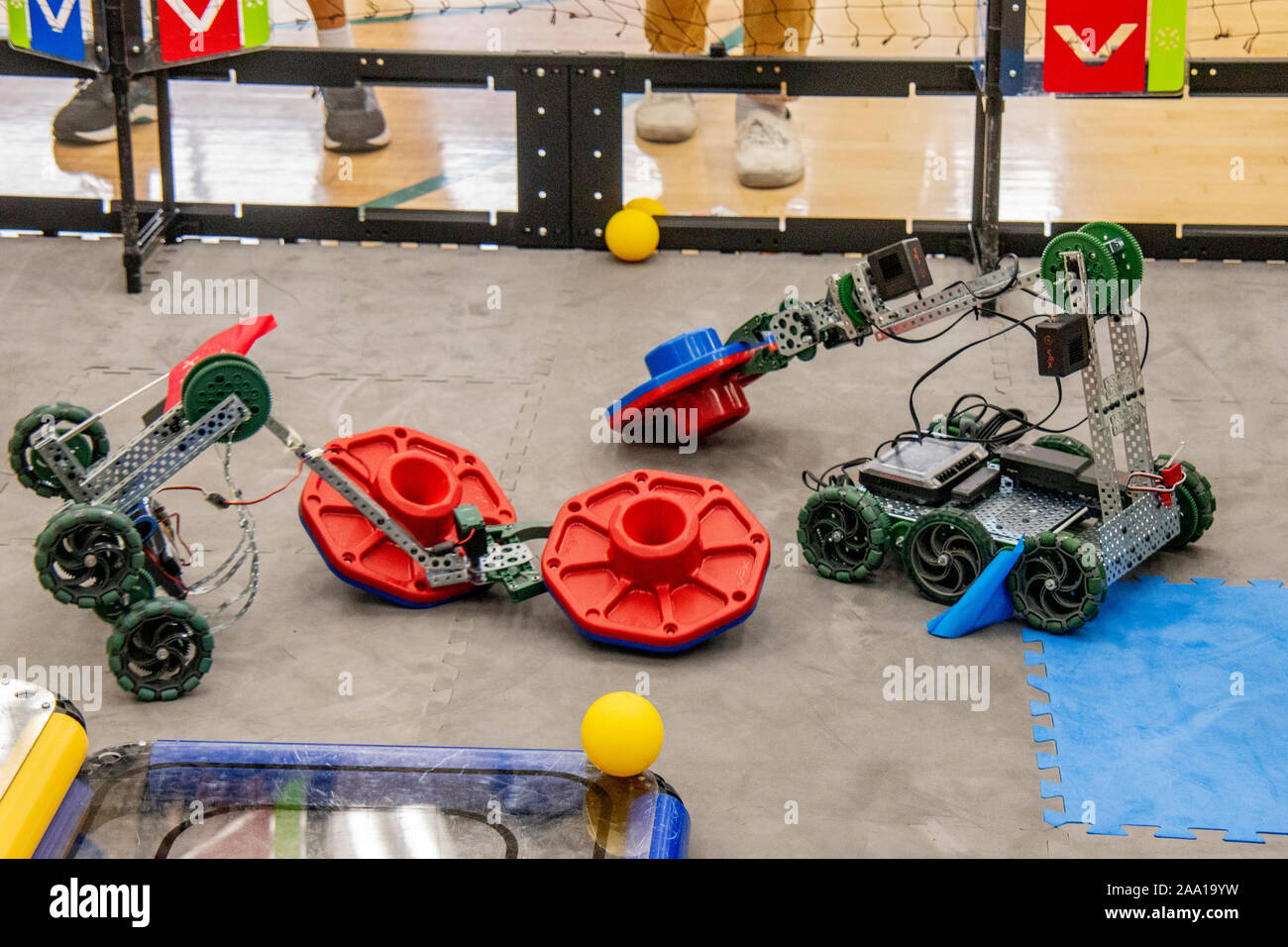 Utilizando sus brazos mecánicos, robots controlados de forma remota realice tareas ritualizada en los puntos de inflexión Arena durante un tallo robótica festival en Costa Mesa, CA, high school. Foto de stock