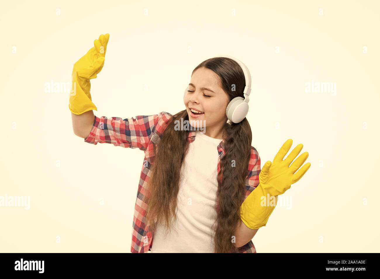 Reproducción de música puede reducir a la mitad el tiempo de limpieza.  Chica llevar cascos y guantes protectores para la limpieza. Escuchar música  y limpiar la casa. A divertirse. Hacer hogar más