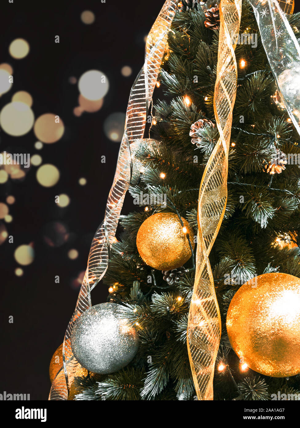 Árbol de Navidad la foto Spruce decorado con bolas, cintas, guirnaldas y  negro sobre fondo borroso Fotografía de stock - Alamy