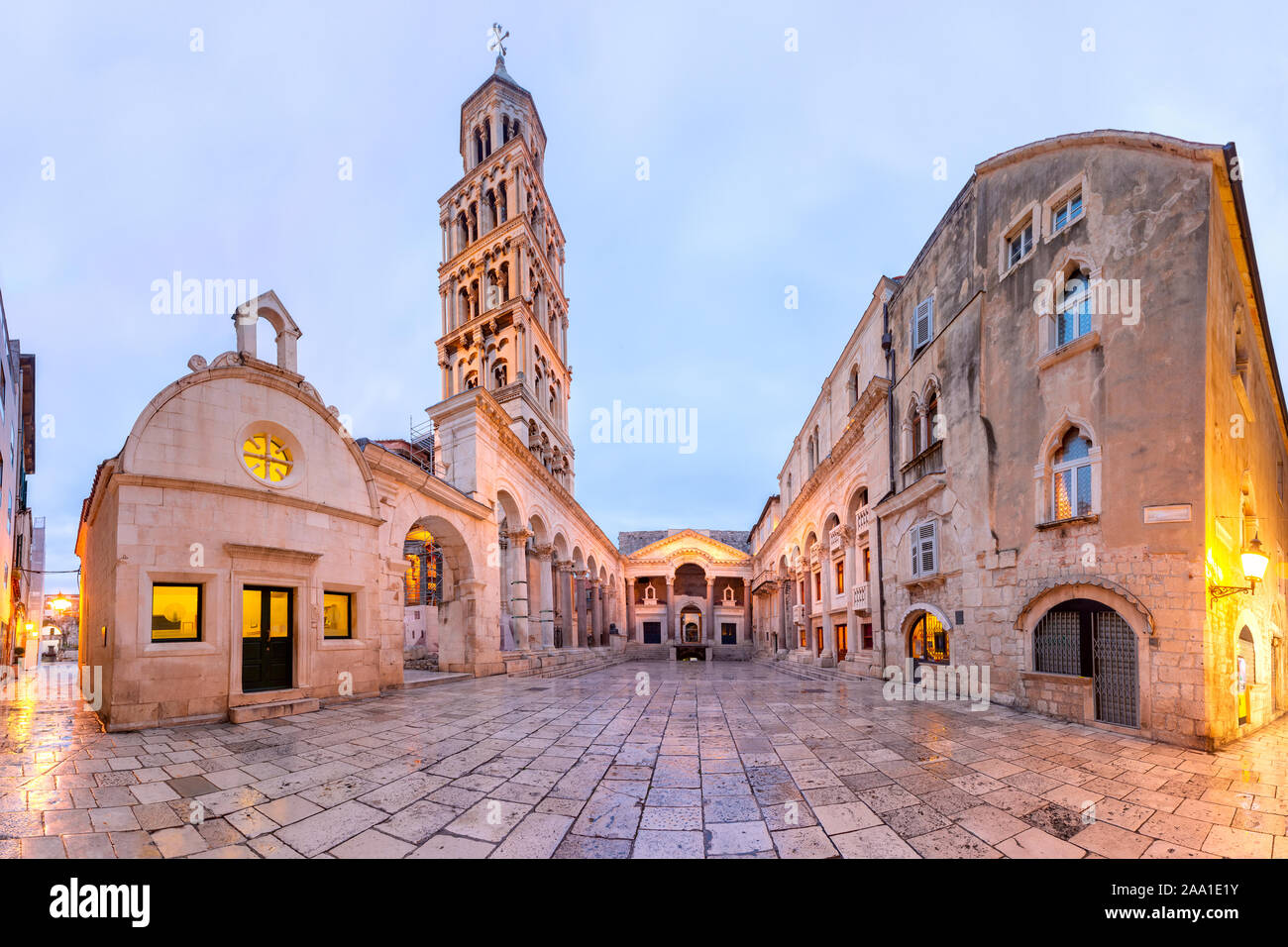 Vista panorámica de la catedral de san Domnio, en el Palacio de Diocleciano en la parte vieja de la ciudad de Split, la segunda ciudad más grande de Croacia en la mañana Foto de stock