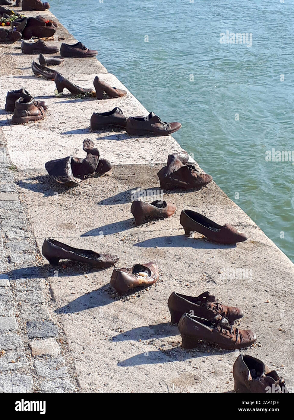 El monumento de los zapatos en las orillas del río Danubio, cerca de las Casas del Parlamento Fotografía de - Alamy