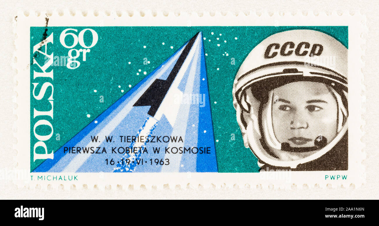 SEATTLE, WASHINGTON - Octubre 9, 2019: Sello de Polonia en conmemoración de la primera mujer en el espacio Valentina Tereshkova, en 1963. Scott # 1157. Foto de stock