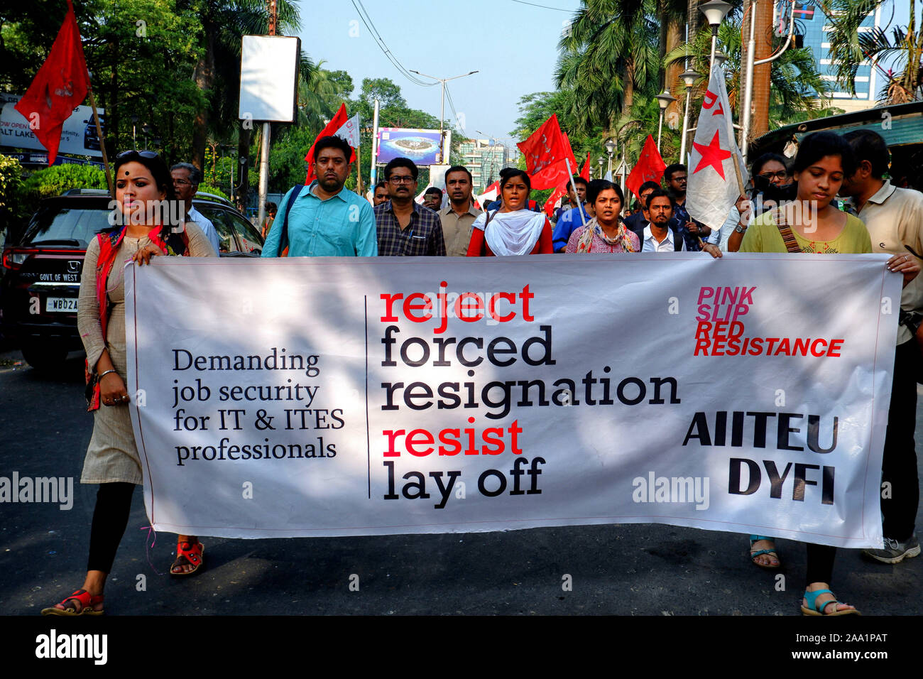 En Kolkata, India. 18 Nov, 2019. Los manifestantes marchar con una pancarta durante la manifestación.Más de cien ( (Tecnología de Información) y varios empleados DYFI ( Federación juvenil democrática de la India) activistas protesta en el centro de Calcuta- Sector 5 contra la ilegal e inmoral despidos masivos en la industria de TI. Crédito: Sopa de imágenes limitado/Alamy Live News Foto de stock