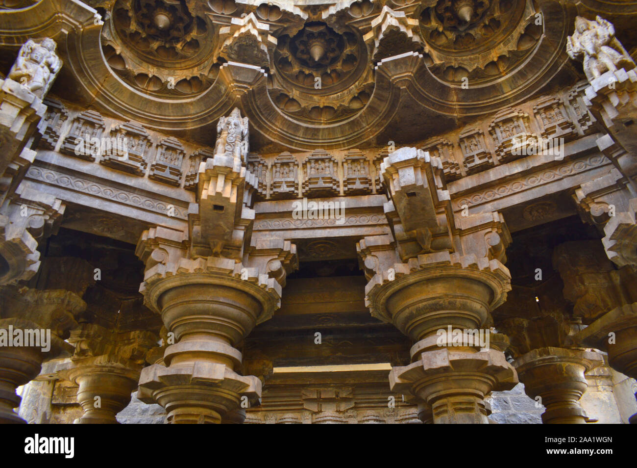 Bellamente tallado de piedras del techo en el templo Swarg Mandap Khidrapur Kopeshwar, Maharashtra, India Foto de stock