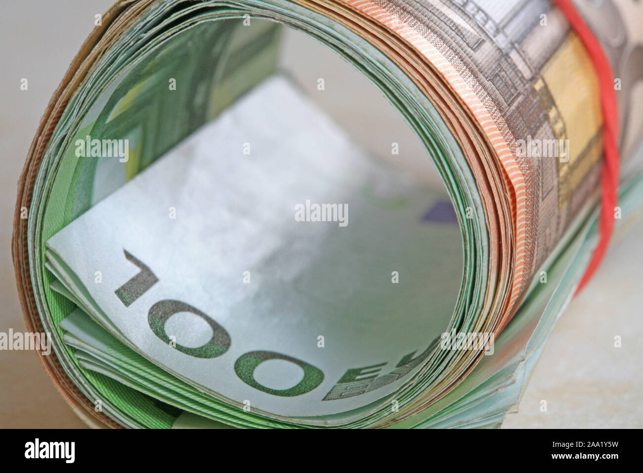 Euro mit einem Geldscheine Zusammengerollte Gummiring laminados / billetes con un anillo de goma Foto de stock