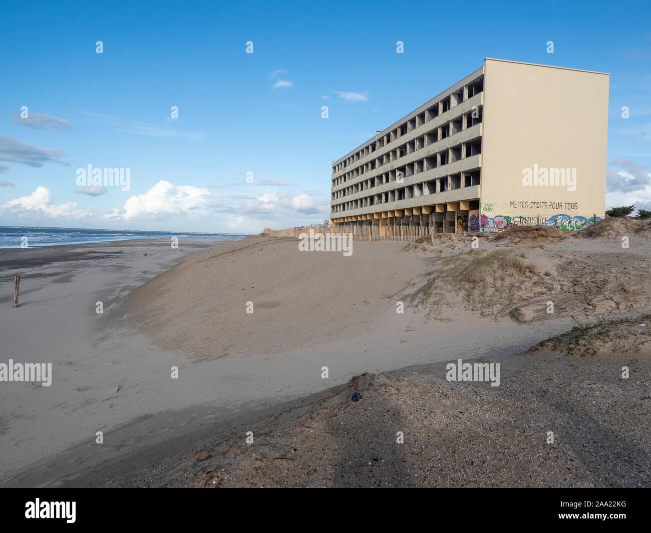 'La señal' Edificio le espera la destrucción debido a la erosión costera. Soulac-sur-Mer, costa atlántica, Francia. Foto de stock