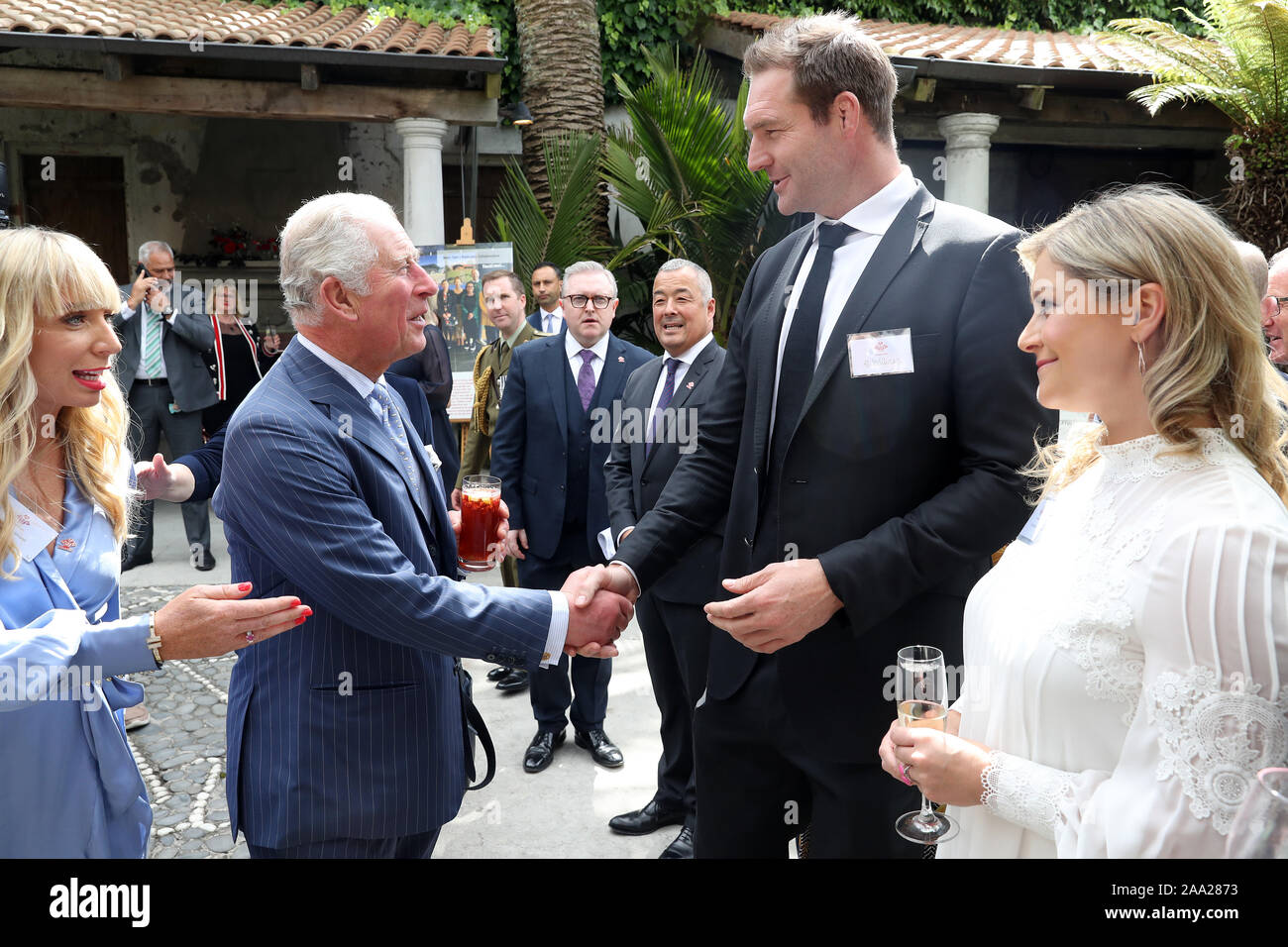 El Príncipe de Gales se reúne Nueva Zelanda jugador negro Ali Williams, como él asiste a una recepción en el Prince's Trust Mantells, Mt Eden, Auckland, en el tercer día de la visita real a Nueva Zelandia. Foto de stock