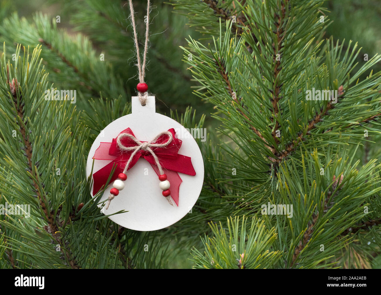 Adornos navideños de madera caseros para el árbol de Navidad. Navidad  tradicional decoración hecha a mano colgando de abeto Fotografía de stock -  Alamy