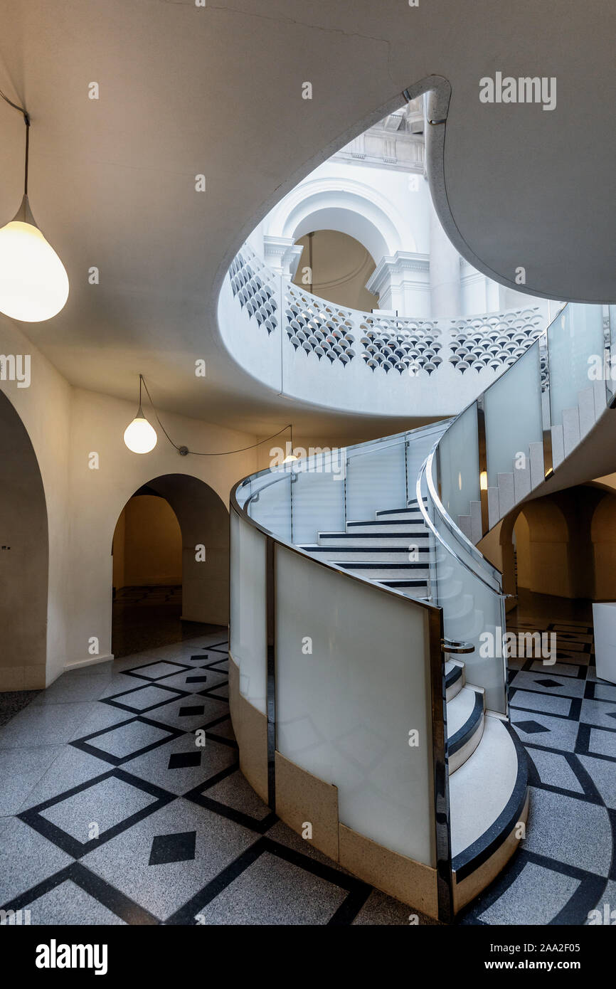 Una elegante escalera de caracol en la Tate Britain, Millbank, London, UK Foto de stock