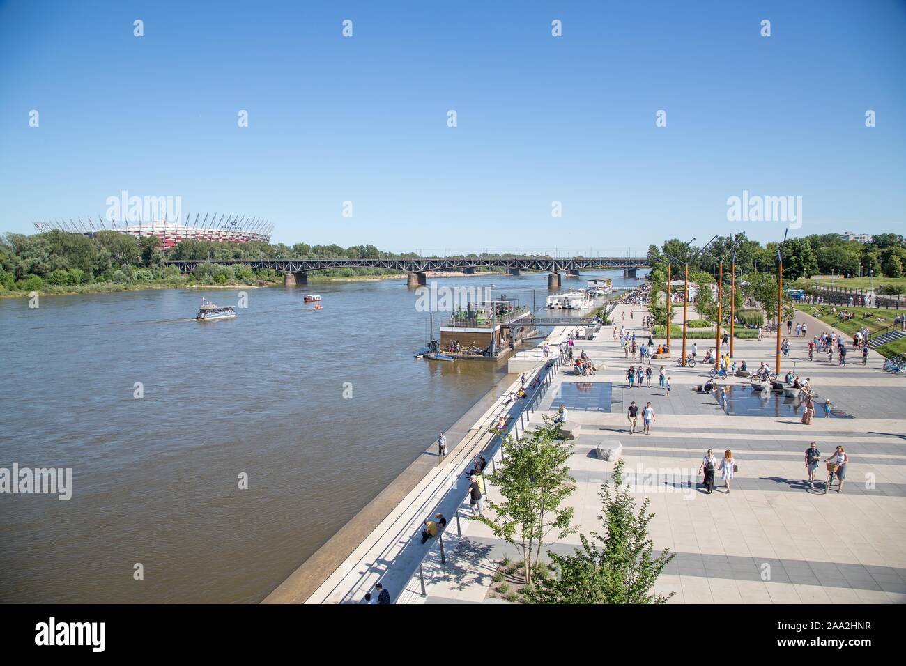 Paseo a orillas del río Vístula, detrás del Narodowy estadio o Estadio Nacional de Varsovia, Polonia Foto de stock