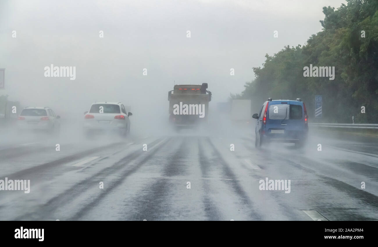 Autopista lluvioso paisaje en Alemania Foto de stock